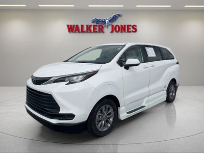 2022 Toyota Sienna LE