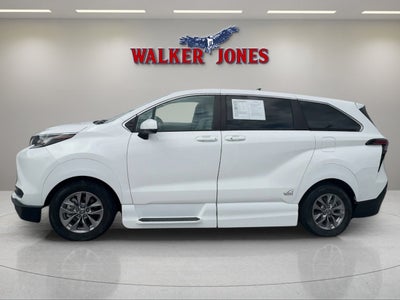 2022 Toyota Sienna LE