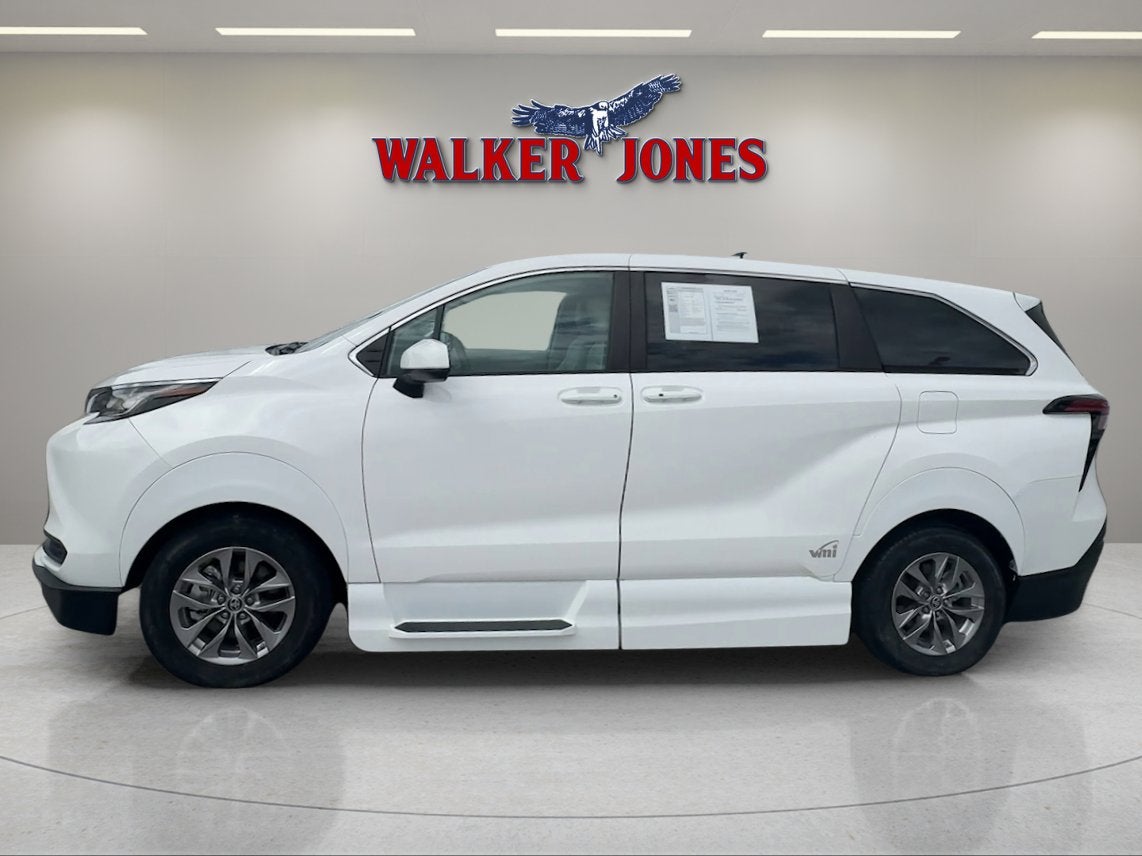 2022 Toyota Sienna LE