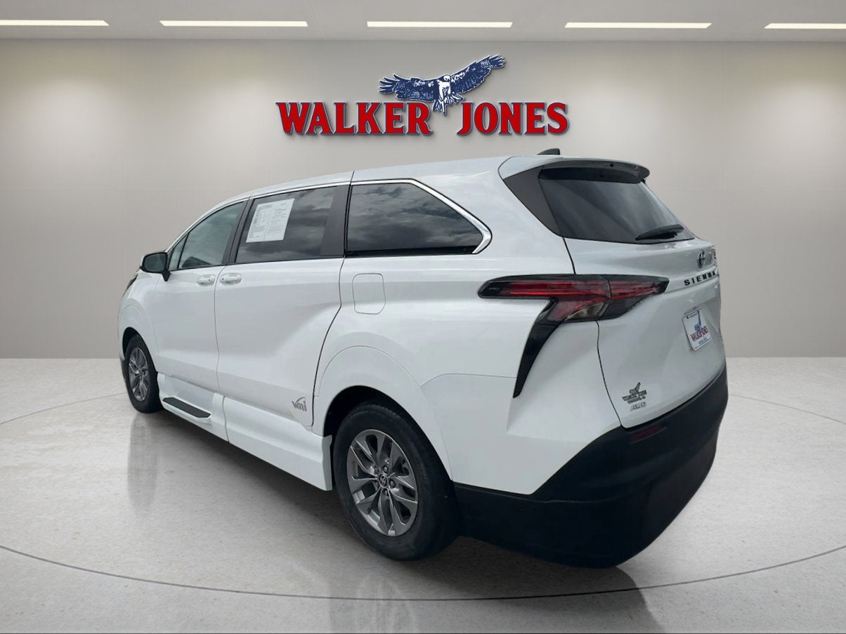 2022 Toyota Sienna LE