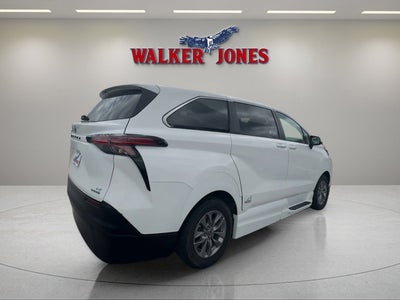 2022 Toyota Sienna LE