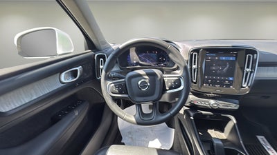2024 Volvo XC40 B5 AWD CORE BRIGHT THEME