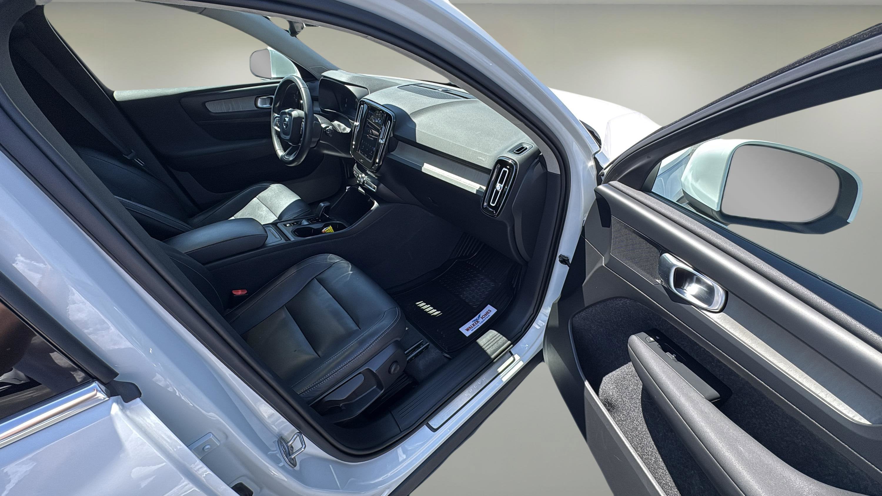 2024 Volvo XC40 B5 AWD CORE BRIGHT THEME