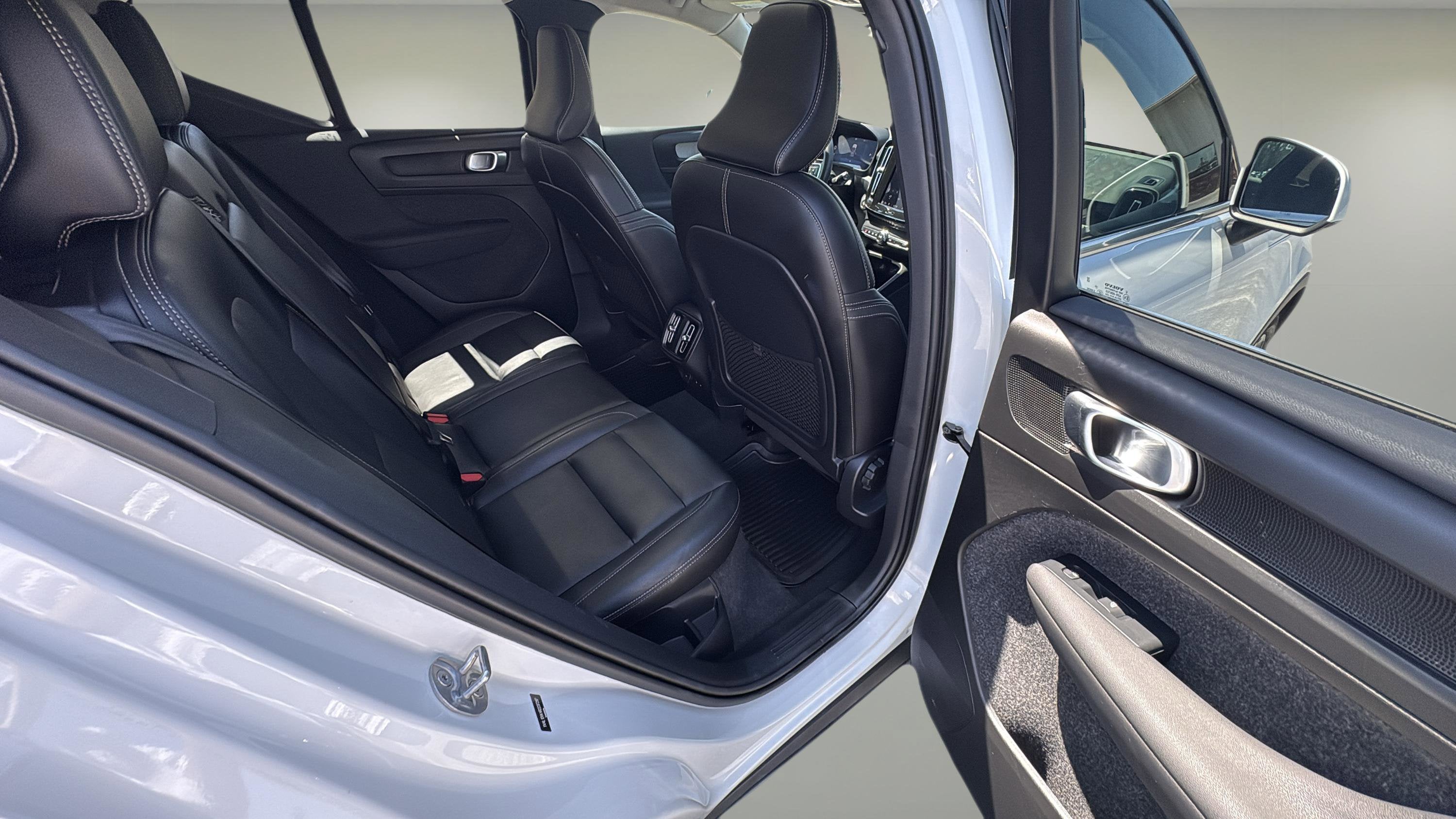 2024 Volvo XC40 B5 AWD CORE BRIGHT THEME