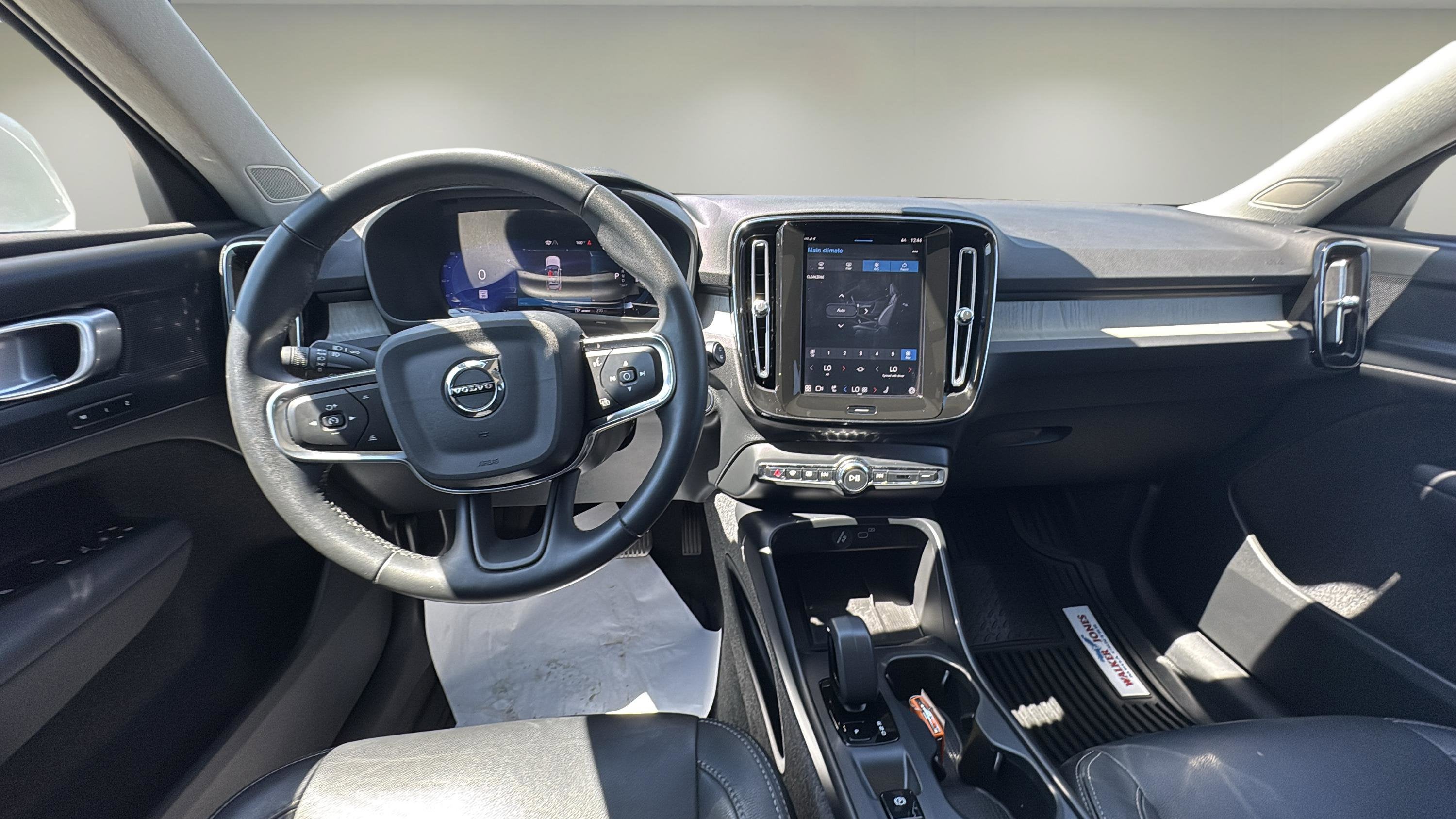 2024 Volvo XC40 B5 AWD CORE BRIGHT THEME